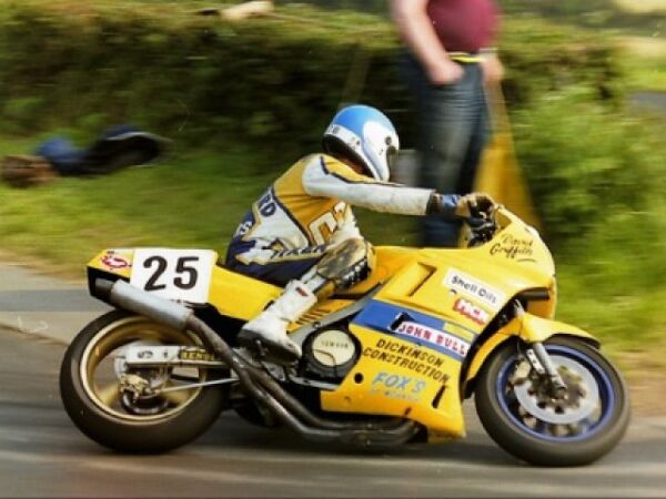 Dave riding the Dickinson Construction superstock Yamaha FZR750 !