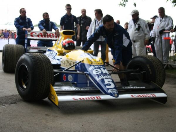 2016 Festival of Speed F1 car Nigel Mansell red 5 Drvier and Comentator Karun Chandock