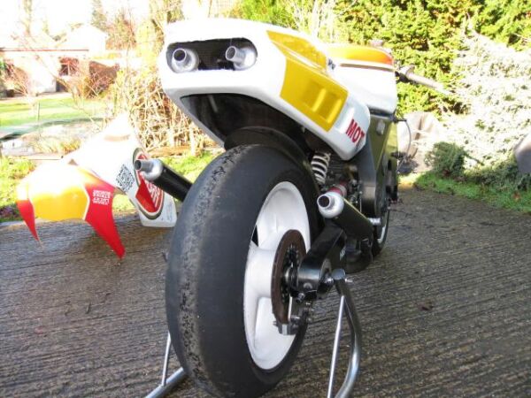 Suzuki RGV500 V4