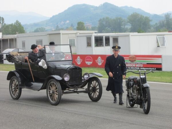 2016 Varano ASI Motor Show Classic Bike event Laurel and HardyPulled By the Cops