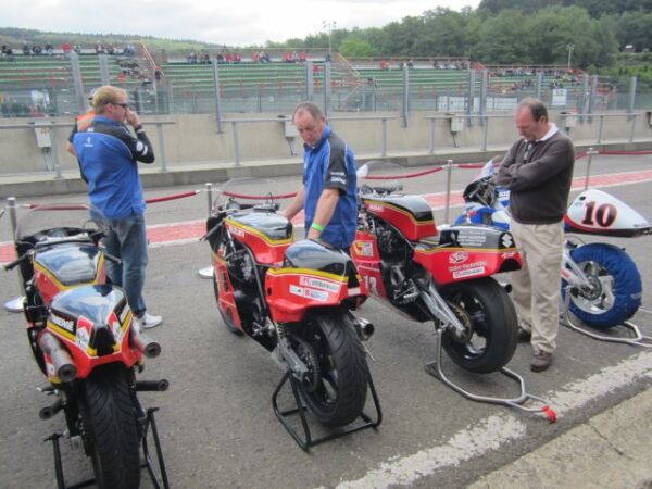 Craham Crosby wachting His XR69 being warmed up