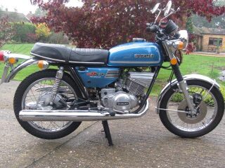 1973 Suzuki GT250 Classic 250 machine (photo 1 of 2)