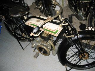 63) 1926 Triumph 346cc (photo 1 of 2)