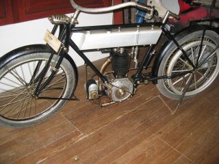 35) 1912 Triumph (photo 1 of 2)