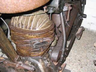 20) 1930 puch (photo 2 of 2)
