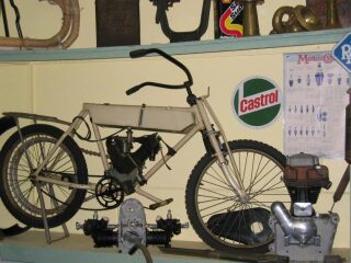 4) 1914 Gents Motocecouche (photo 1 of 2)