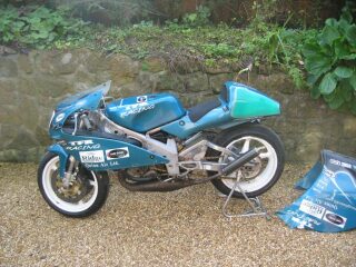 2000 Yamaha TZ250cc V twin Classic racing Motorcycle Bike (photo 2 of 2)