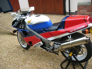 Honda VFR 750 RC30 Classic Superbike (photo 2 of 2)