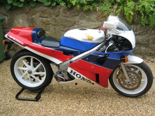 Honda RC 30 VFR750 (photo 1 of 2)