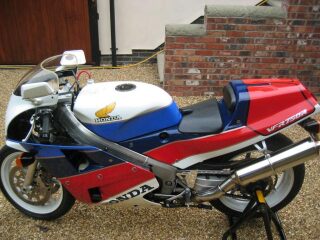 Honda RC 30 VFR750 (photo 2 of 2)