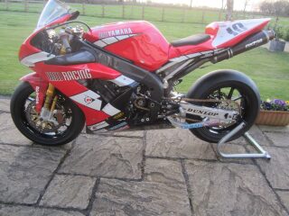 2005 John McGuiness 2 times TT Wining AIM Yamaha R1 1000cc (photo 2 of 2)