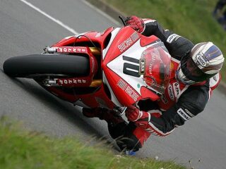 2005 John McGuiness 2 times TT Wining AIM Yamaha R1 1000cc (photo 1 of 2)