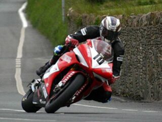 2005 John McGuiness 2 times TT Wining AIM Yamaha R1 1000cc (photo 2 of 2)